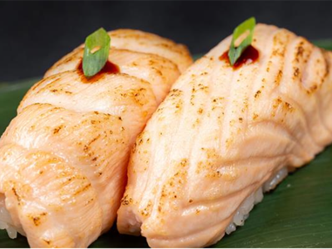 Flambierter Lachs Nigiri